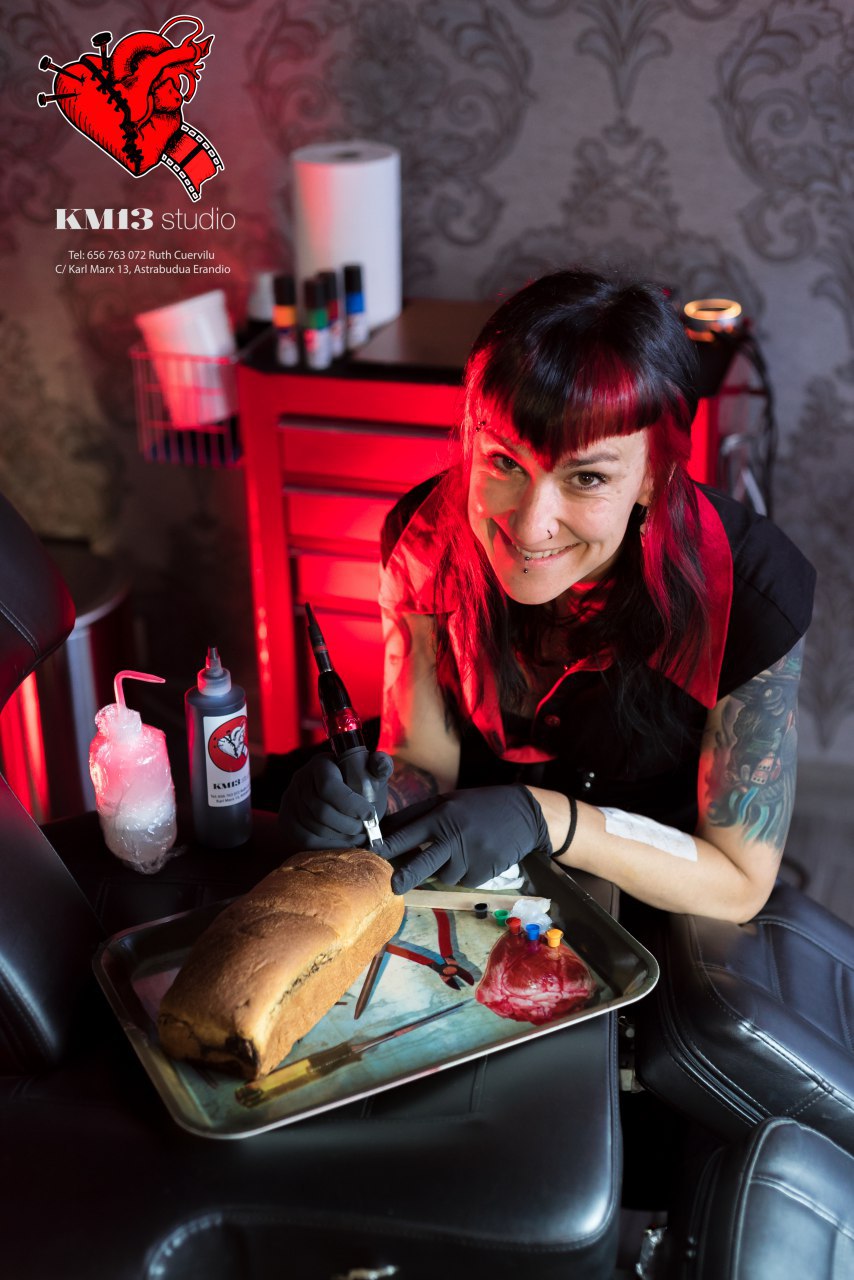 Ruth Cuervilu Tattoo - KM13 Studio - 1 aniversario bizcocho