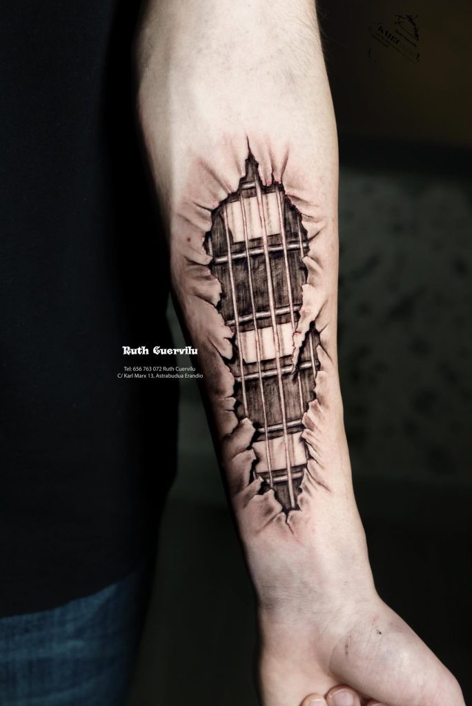 Tatuaje guitarra brazo bajo piel - Ruth Cuervilu Tattoo - KM13 Studio - Estudio de tatuajes en Astrabudua Erandio Getxo Leioa Bilbao Bizkaia