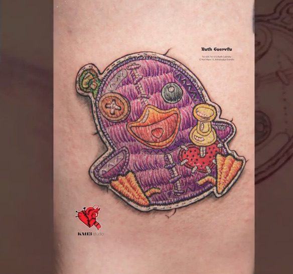 Tatuaje Parche Bordado en realismo de Pato patoso – por Ruth Cuervilu Tattoo en KM13 Studio